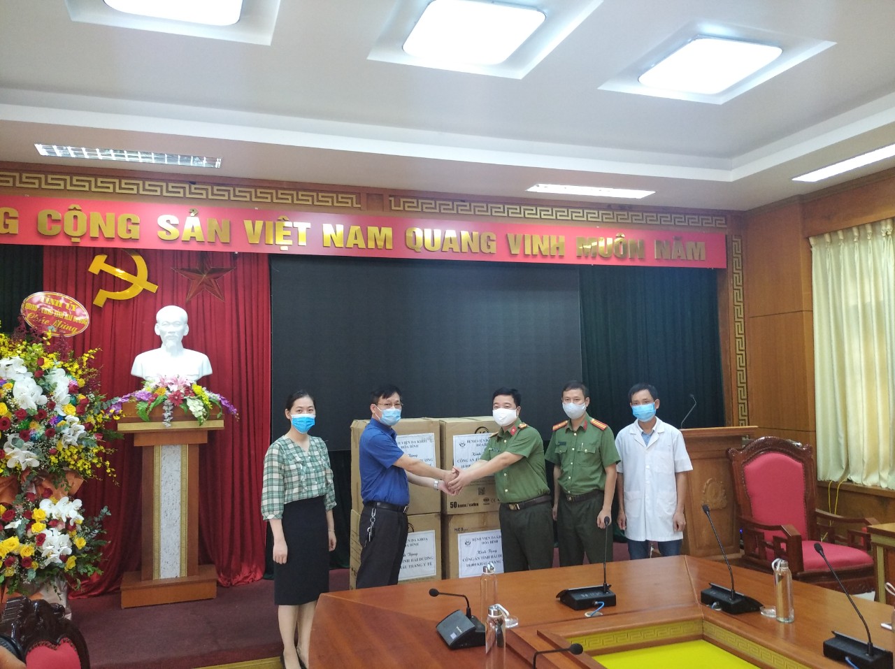 Tặng khẩu 10000 khẩu trang cho các đơn vị (5)